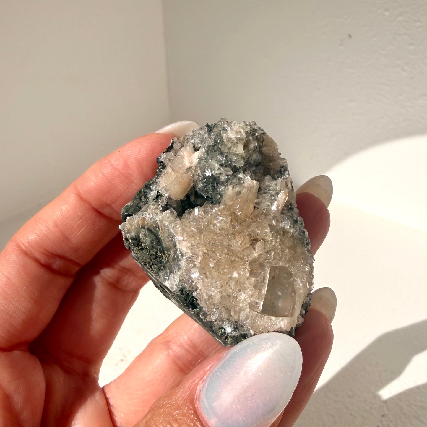 Micro Heulabdite On Calcite